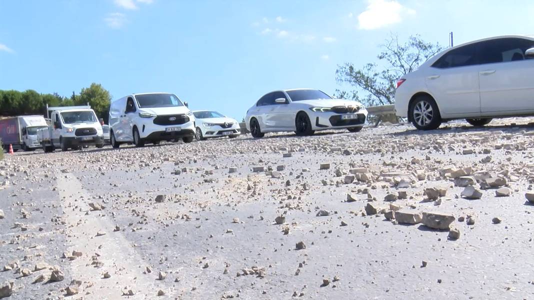 TIR’ın dorsesinden saçılan mermerler otoyolu felç etti 2